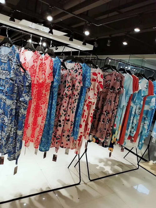 复古碎花连衣裙尾货批发 品牌折扣女装的精准货源新机遇